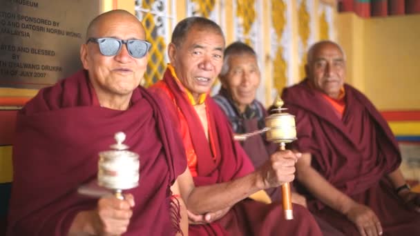 Monjes budistas girando ruedas de oración — Vídeo de stock