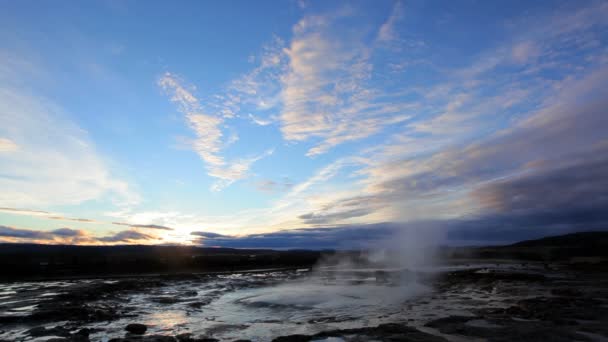 Blick auf ausbrechenden Geysir — Stockvideo