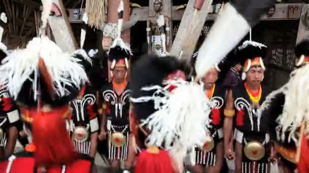 Homens da tribo Chang vestidos com trajes tradicionais — Vídeo de Stock