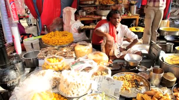 Locales comprando comida preparada — Vídeo de stock