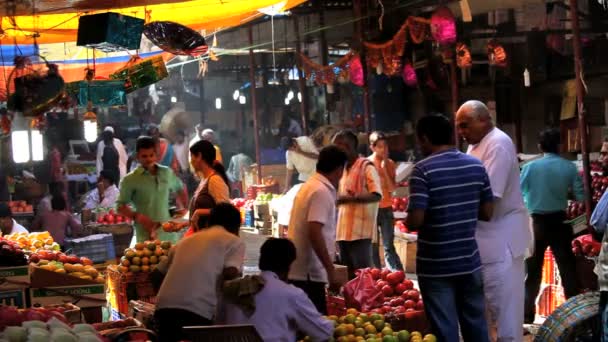 Shoppers and traders at the busy wholesale Crawford Market — Stock Video