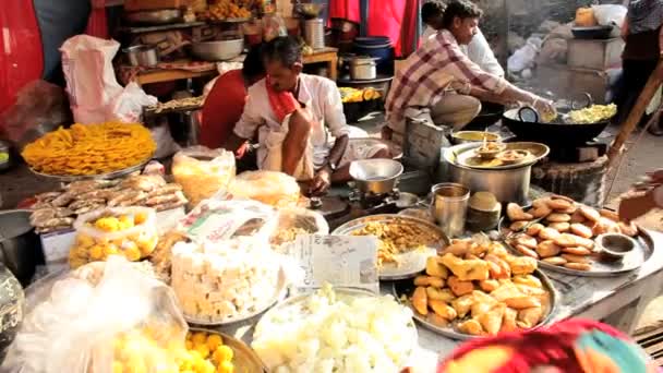 Pessoas comprando alimentos preparados — Vídeo de Stock