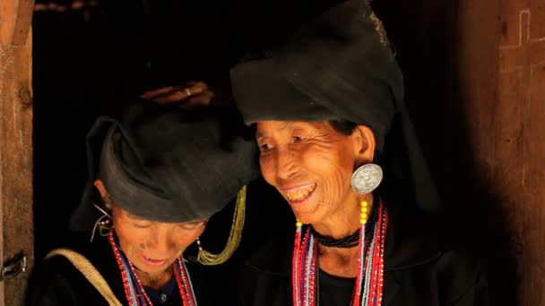 Tribu mujeres vestidas tradicionalmente — Vídeo de stock