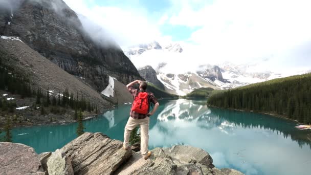 Lone mannelijke wandelaar Moraine Lake Valley weergeven — Stockvideo