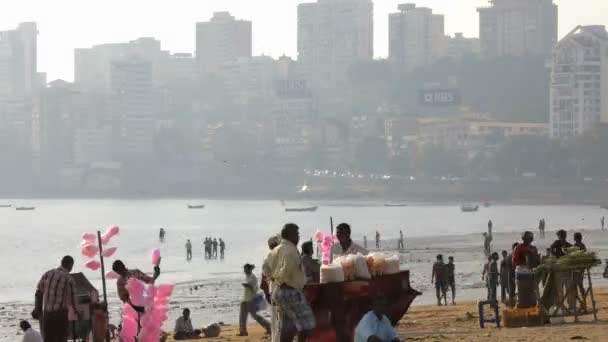 Veduta della gente sulla spiaggia di Chowpatty — Video Stock