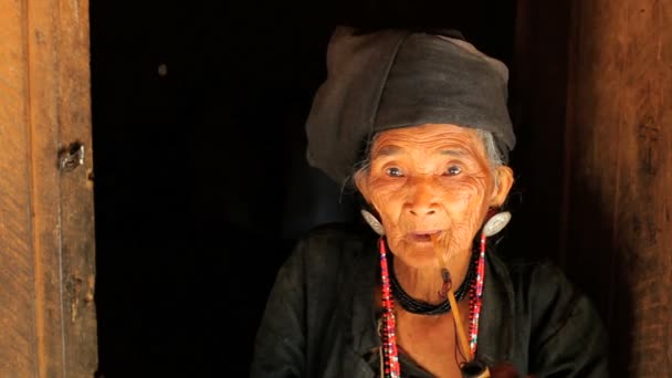 Женщина из племени курит трубку — стоковое видео