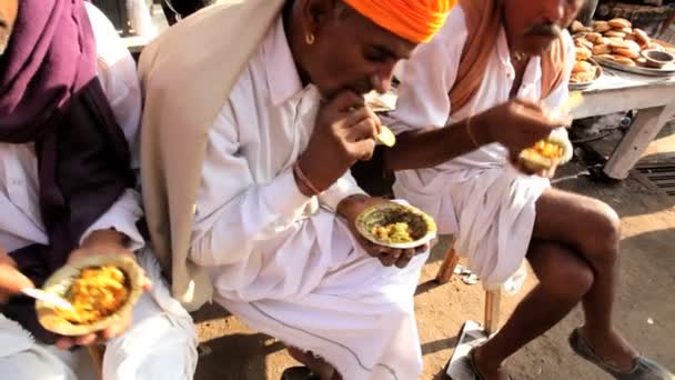 Locals buying prepared food — Stock Video