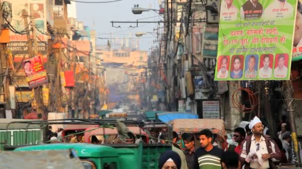 Véhicules et personnes visitant le marché animé Chandni Chowk — Video