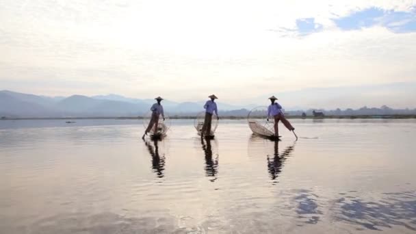 Pescatori che pescano sul lago Inle — Video Stock
