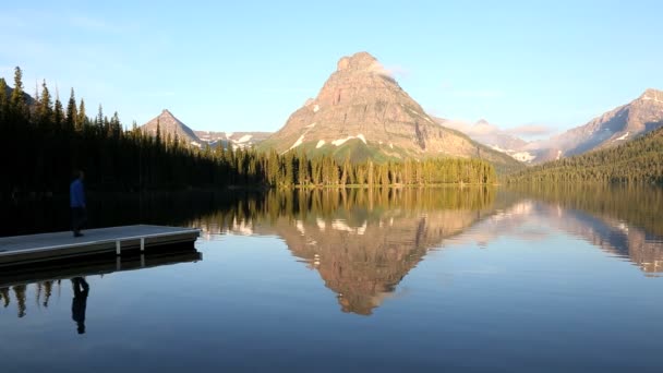 Escursionista maschio solitario che celebra il successo Two Medicine Lake — Video Stock