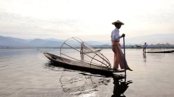 Pescadores pescando en el lago Inle — Vídeos de Stock