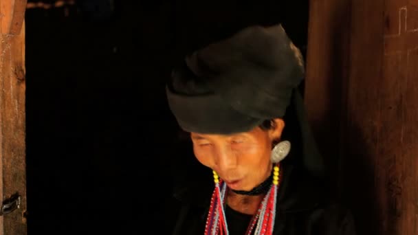 Femme traditionnellement habillée Kyaing Tong — Video