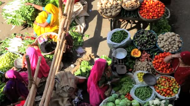 Занятый овощной рынок — стоковое видео