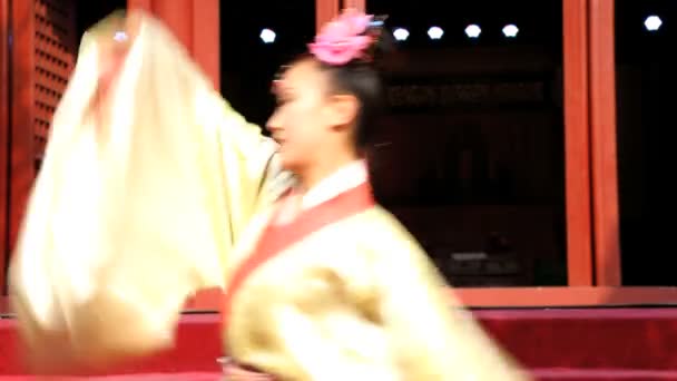 Bailarines chinos actuando en Temple — Vídeo de stock