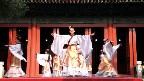 Bailarines chinos actuando en Temple — Vídeo de stock