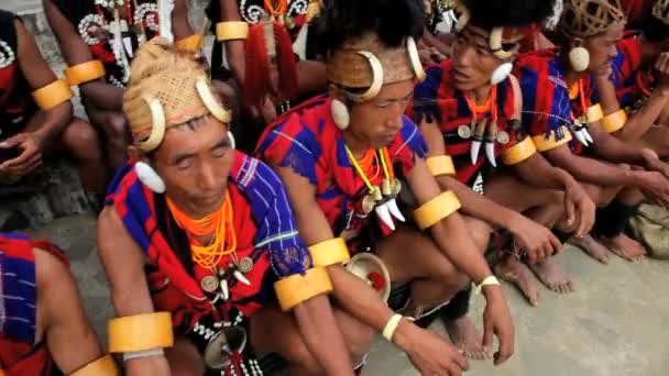 Chang stamleden dragen van traditionele kostuum neushoornvogel dansen festival — Stockvideo