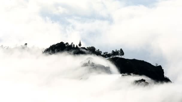 Berg wolken aan de kust Santo Antao — Stockvideo