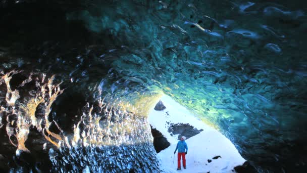 Figura masculina caminando nr glaciar Cueva de hielo — Vídeos de Stock