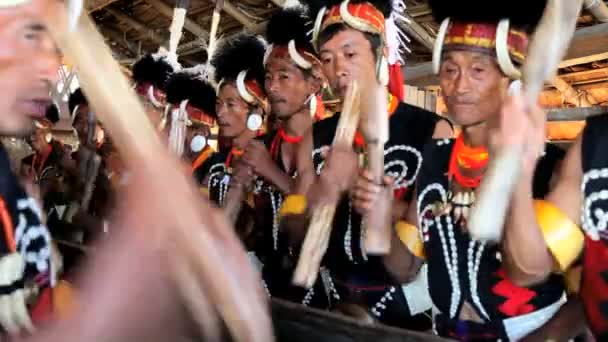 Tribu Chang golpeando tambores — Vídeo de stock