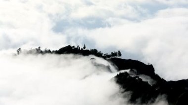 Dağ bulutlar deniz kenarı Santo Antao