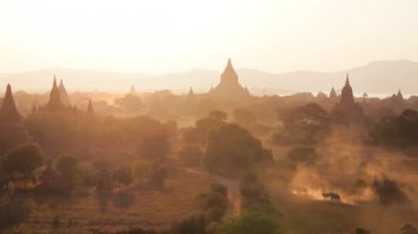 Tapınak ve pagodadan Bagan içinde