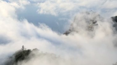 Dağ bulutlar deniz kenarı Santo Antao