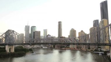 Hikaye Köprüsü ve Brisbane şehir manzarası