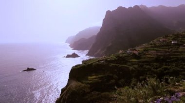 Okyanus Manzaralı deniz kayalıklarla