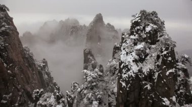 Puslu sarı dağlarda düşen kar