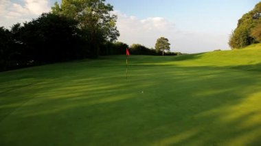 Yeşil golf sahasında topu pozisyonun yükseltilmiş görünümü