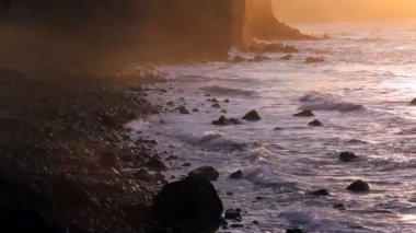 Gün batımında Atlantik dalgalar