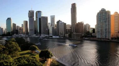 Brisbane nehir ve şehir manzarası