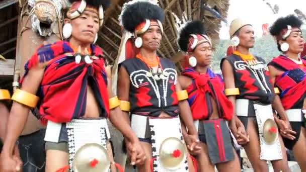 Homens da tribo Chang vestindo traje tradicional um festival de dança tribal — Vídeo de Stock