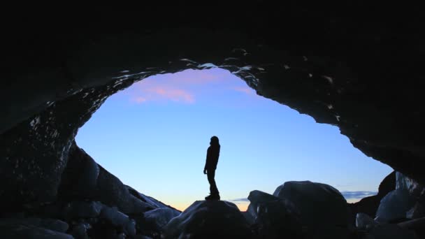 Figura maschile nella grotta di ghiaccio del ghiacciaio — Video Stock