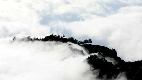 Berg wolken aan de kust Santo Antao — Stockvideo