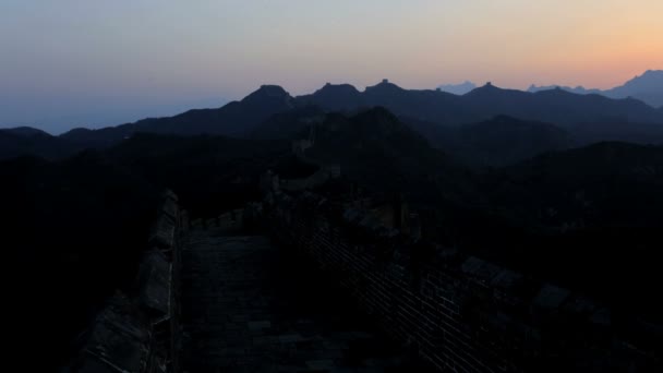 Zon stijgt boven de grote muur van China — Stockvideo