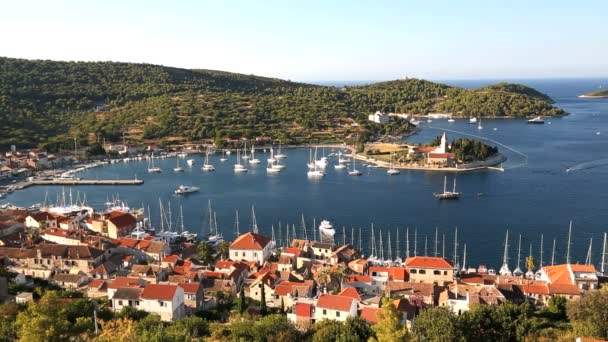 Pintoresca vista del colorido puerto de Vis — Vídeo de stock