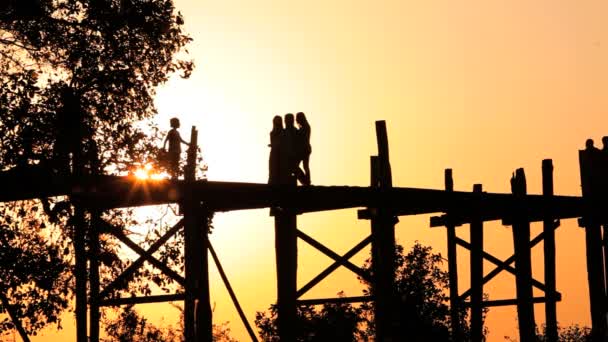 Människor korsningen Bein Teak Bridge — Stockvideo