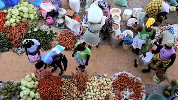 Vendedores ambulantes del mercado africano que venden frutas y verduras frescas — Vídeo de stock