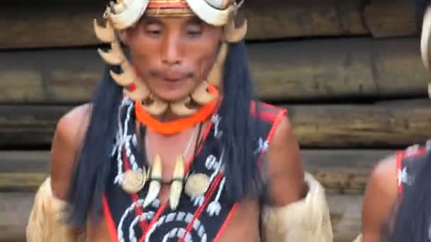 Homens das tribos Chang dançando no festival Hornbill — Vídeo de Stock