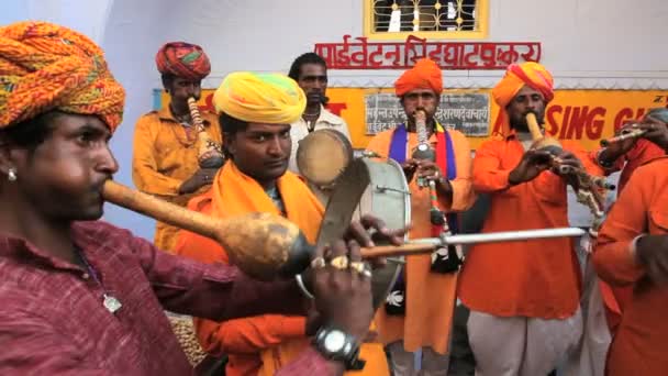 Indyjski muzyków grających na rynku — Wideo stockowe
