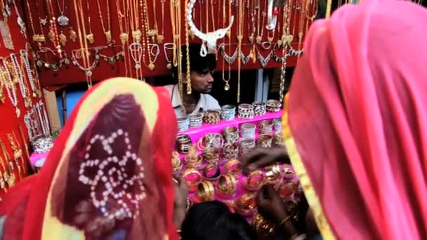 Femmes achetant des bijoux — Video