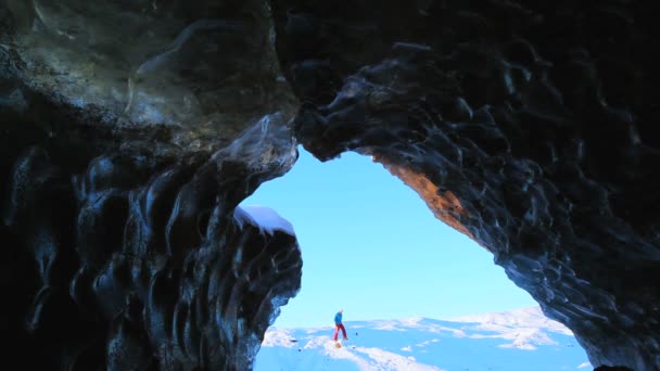 Manlig figur gå nr glacier Ice Cave — Stockvideo