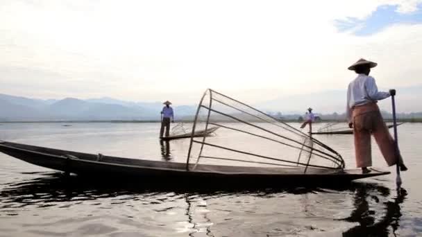 Pescadores con red cónica — Vídeos de Stock