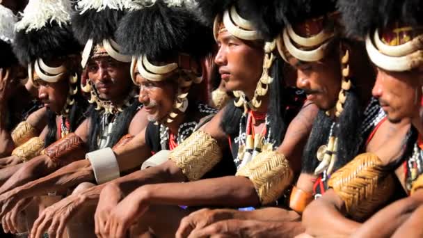 Tribu Chang vistiendo traje tradicional — Vídeo de stock