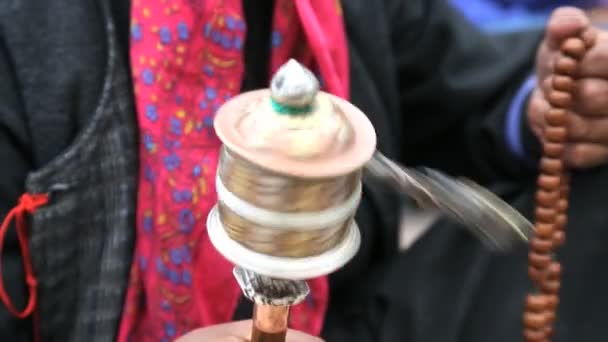 Traditionella lokala kvinna med hand höll bön hjulet — Stockvideo