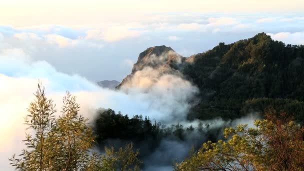 Nuvole di montagna sulla costa Santo Antao — Video Stock