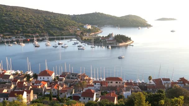 Picturesque view of colourful Vis harbour — Stock Video