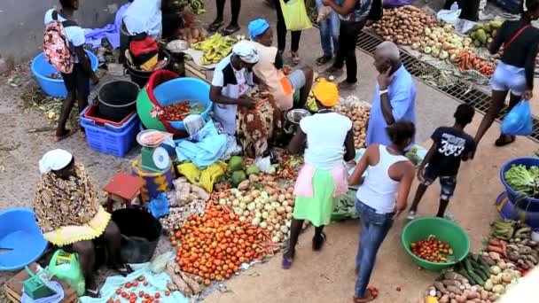 Африканського ринку вуличні торговці продають свіжі фрукти та овочі — стокове відео