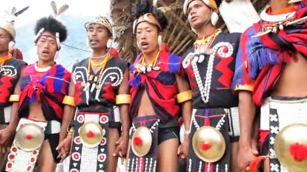 Ludzie z plemienia Chang ubrani w tradycyjne kostiumy. — Wideo stockowe